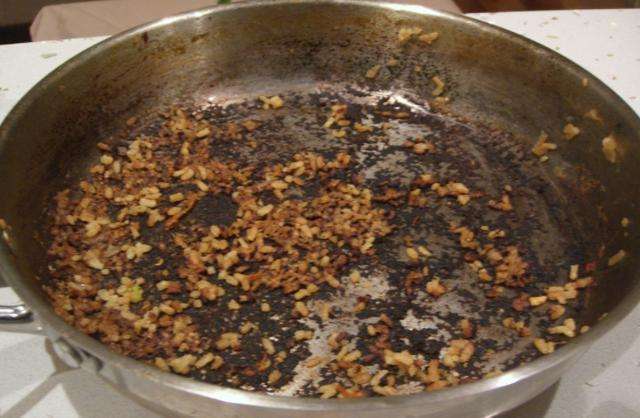 严重糊锅怎么去掉(炒菜做饭烧糊了锅,厚厚的糊底怎么清洗?