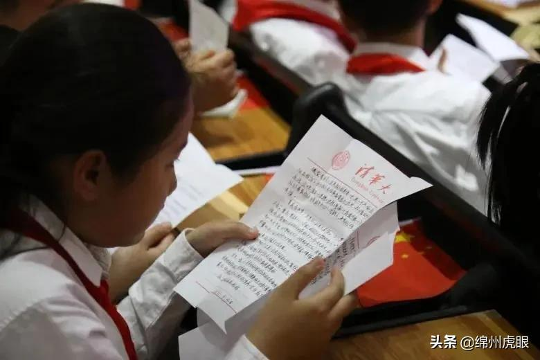 好心疼！绵阳十二三岁的娃娃，竟被学校赶下田去插秧子