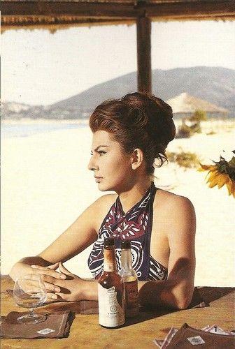 伊朗末代美艳王后！国王宠翻送天价珠宝，却因无法生育被流放