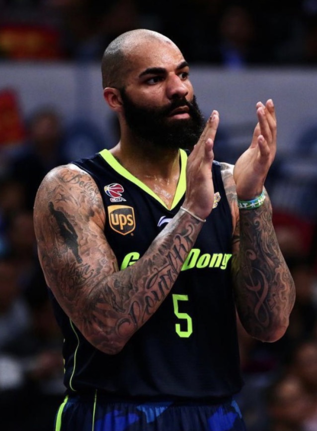 卡洛斯布泽尔投篮姿势(卡洛斯·布泽尔:"空间型4号位"的鼻祖,nba第一"