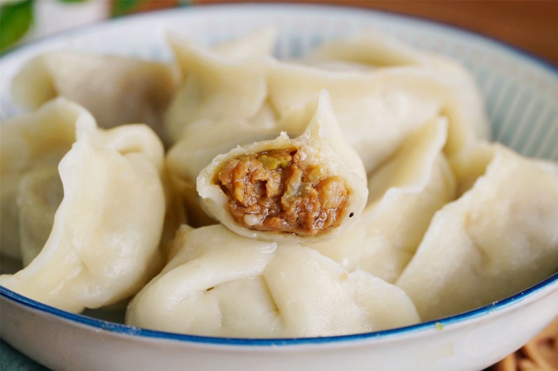 饭店包饺子的3个窍门，馅料还真有讲究，难怪饱满多汁，个个鲜香