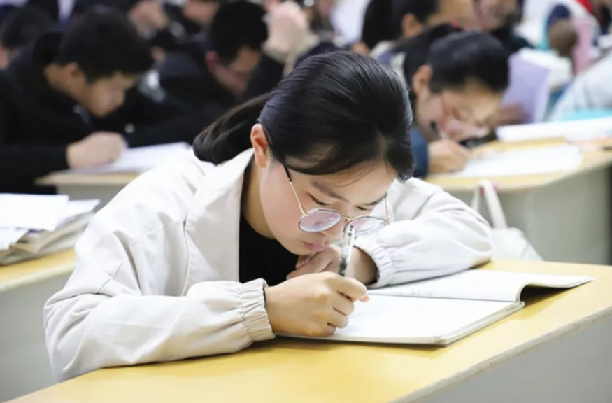 毕业才发现，985和普通高校差的不是一点半点，幸亏当初没选错