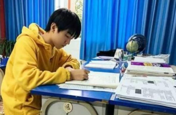 队长王俊凯迎来本科毕业，回顾三小只高考成绩，一代可称强中之强