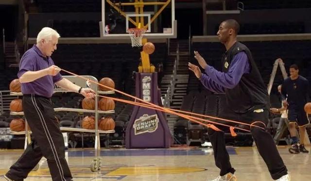 nba球員一天訓練幾個小時（NBA球員的訓練有多瘋狂？姚明扣籃1小時，阿里納斯罰球10萬次）