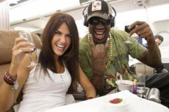 nba球员为什么要坐下来（揭秘NBA球星坐飞机都在干啥！姚明很安静 罗德曼本性难移）