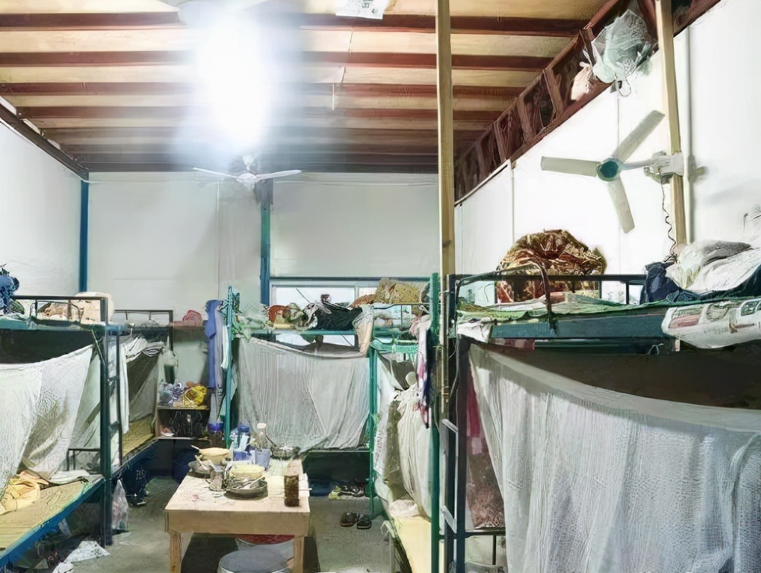 大学宿舍仿佛“贫民窟”，环境“脏乱差”，新生入学直呼：想退学