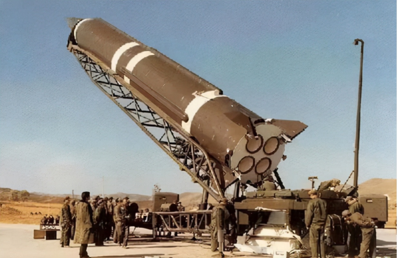 几个月后,几十枚东风-3导弹及大批技术人员,从中国的海港秘密登上货轮