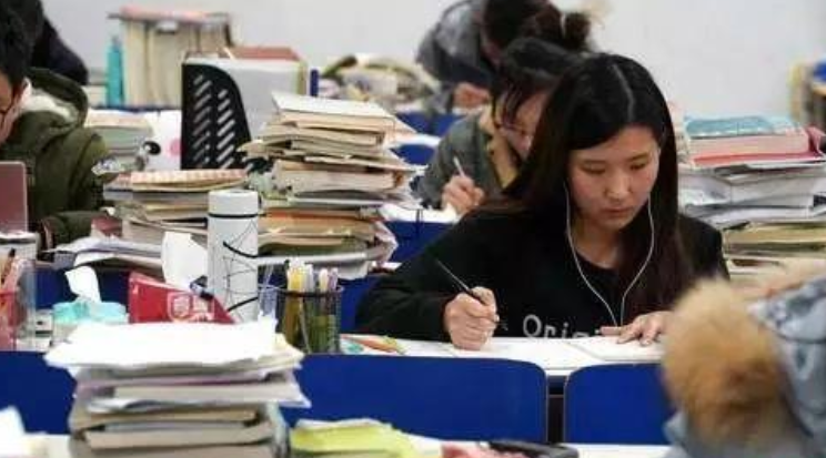 学校换上新课桌，学生的世界观被颠覆，黑科技的诞生出现了