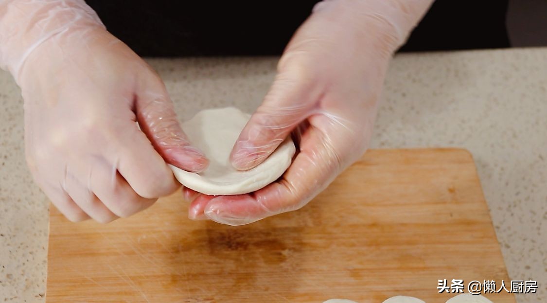 天气越冷，红薯越来越甜，遇到酥皮红薯饼别手软，3张手抓饼搞定