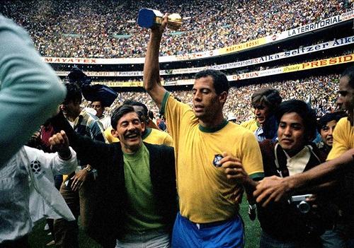 94年世界杯捧杯是哪位队员（世界杯冠军队长-金杯捧杯人）