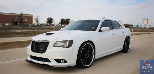 一辆“霸气十足”的“伪豪车”！克莱斯勒300 SRT8