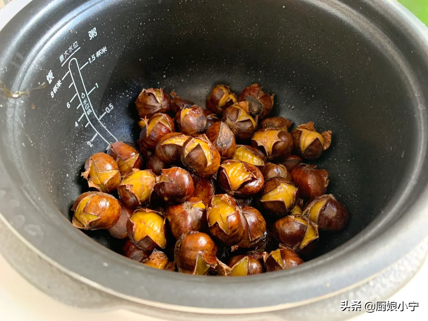 我家糖炒栗子从不买,有电饭锅就能做,1秒剥皮,香甜软糯超好吃