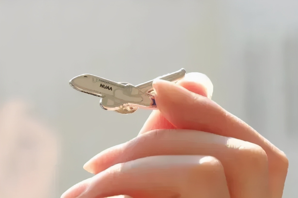 「你喜欢的大学」 拍了拍你，并说：这是你的录取通知书嘛？