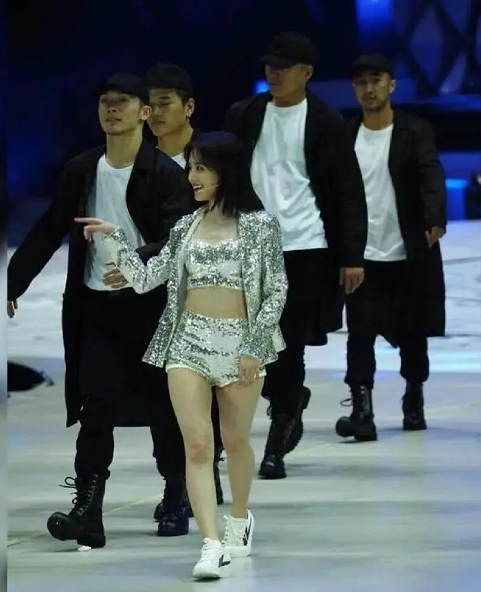 一米五九的王子文，戳破了娱乐圈太多女明星的身高伪装