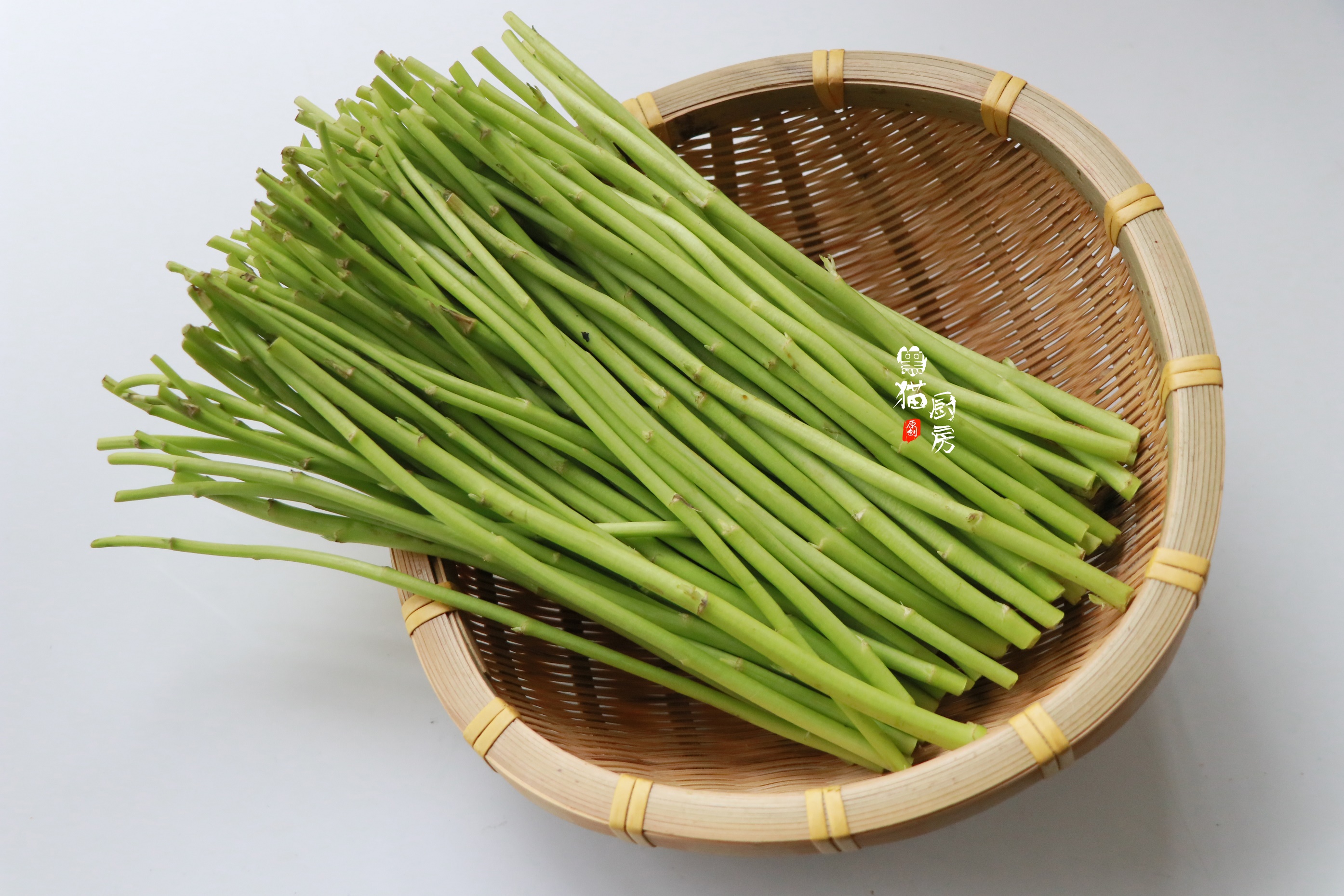 今天说的没有菜叶的菜就是它--芦蒿,在长江流域一带,也有人把它叫做