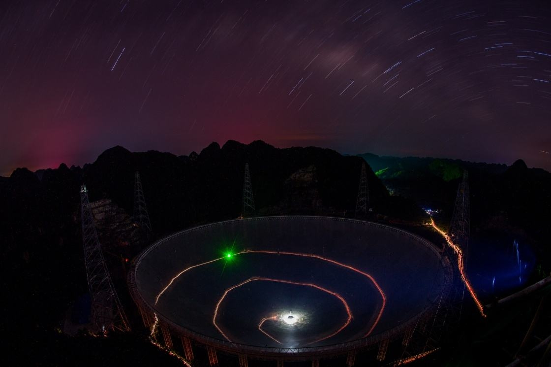 当你走近中国天眼,会惊叹人类的巧夺天工,会感受到它的广阔与巍峨,也