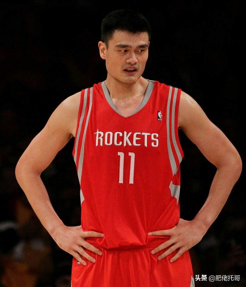 巅峰姚明在联盟中锋处于什么水平(姚明当过NBA第一中锋吗？巅峰赛季的姚明究竟属于什么地位？)