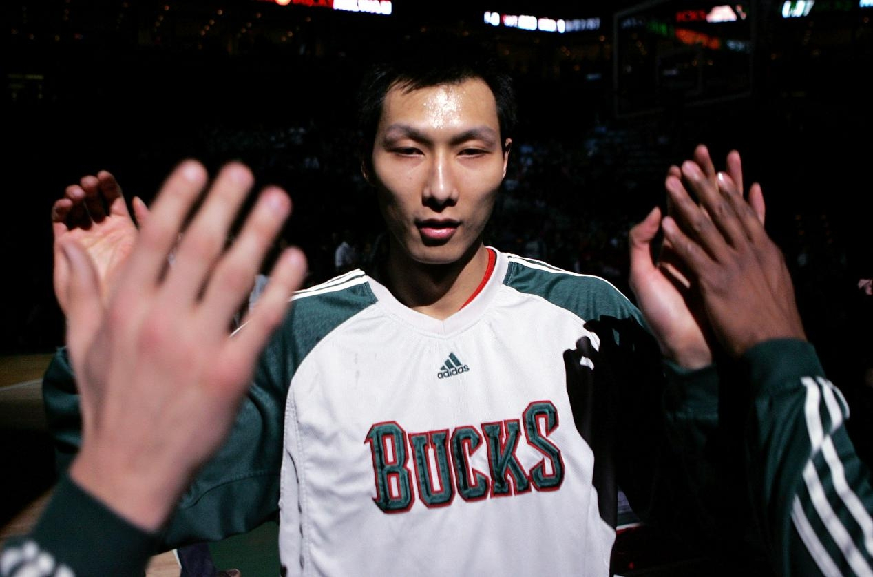 易建联nba打过哪些球队（易建联在NBA打了五个赛季，你知道他赚了多少钱吗？）