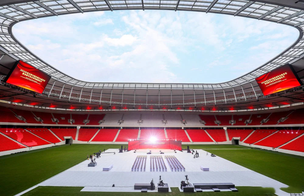 浦东足球场是上海继虹口足球场,金山足球场后又一座专业足球场.