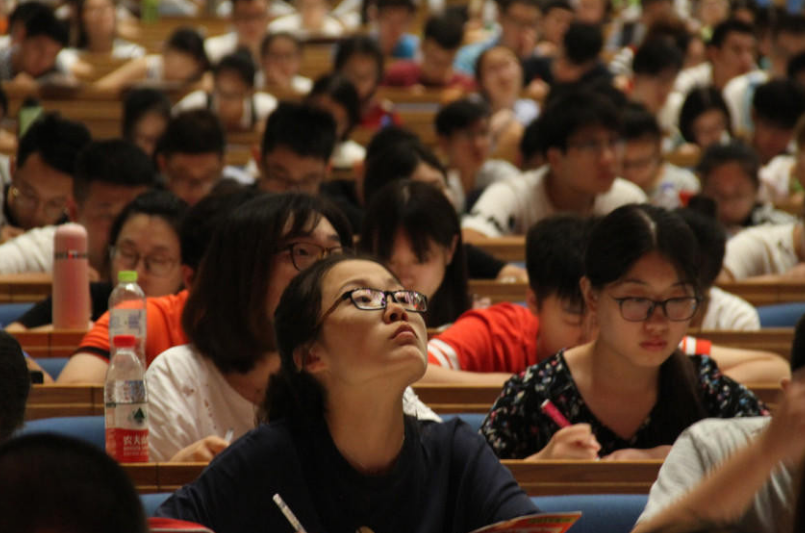 大学生流行晒“课表”，看完一周满课的课表，网友说学生赚到了