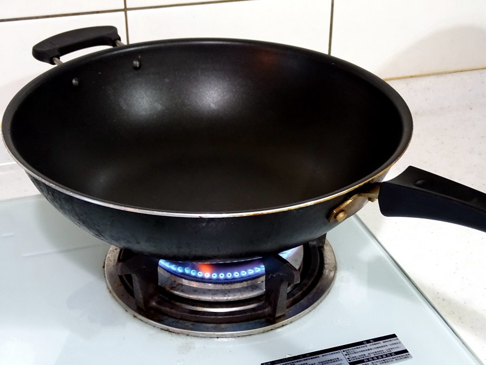 蛋包饭–蛋皮怎样不破皮、不黏锅抓住诀窍，第一次也能做好蛋包饭