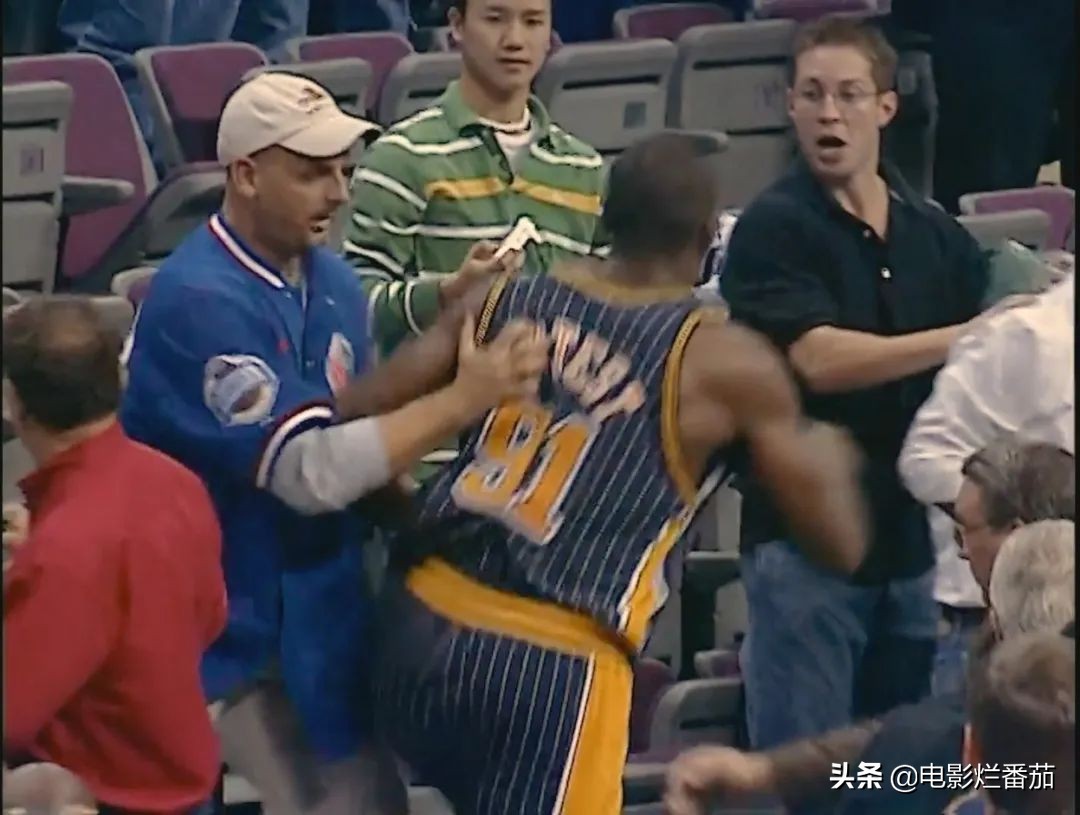 nba球星有哪些紀(jì)錄片（史上最慘烈的NBA斗毆現(xiàn)場(chǎng)！這部紀(jì)錄片，揭開(kāi)奧本山宮殿沖突之謎）