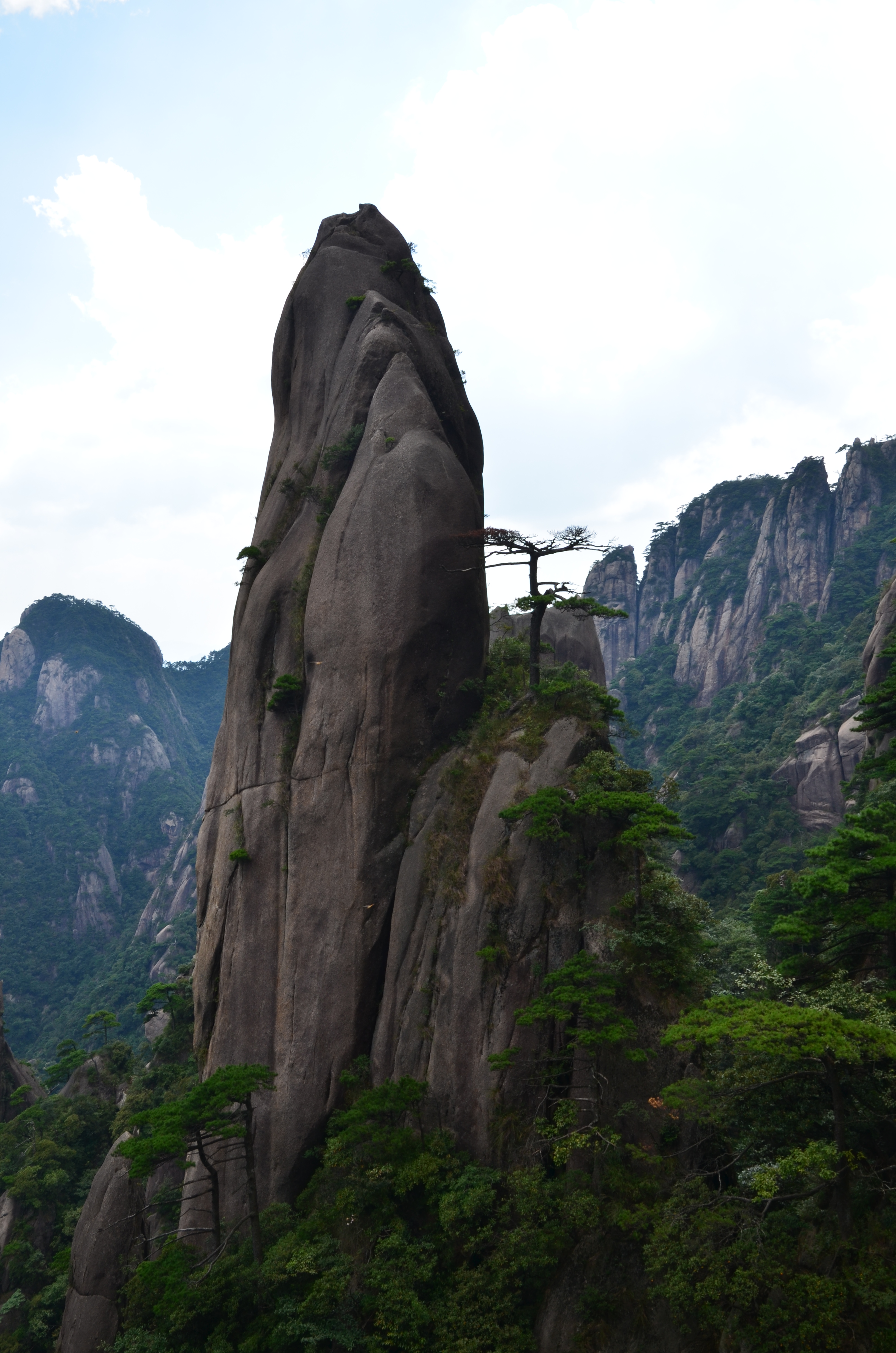 三清山位于江西省上饶市玉山县与上饶德兴市交界处,为怀玉山脉主峰.
