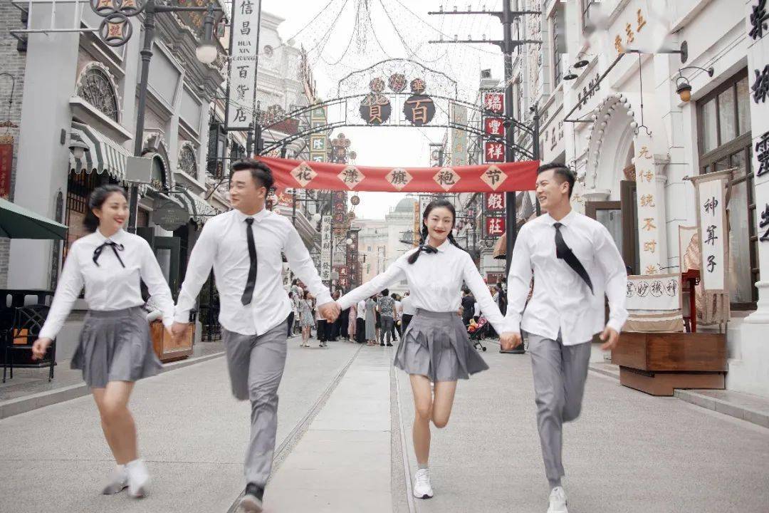 女大学生穿“日式校服”拍毕业照，甜美可爱却引人批评：有伤风化