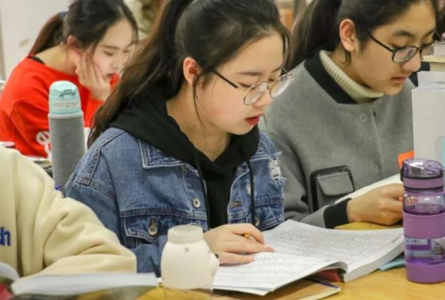 大学生迎“超长寒假”？多所高校公布提前放假，最长假期可达59天