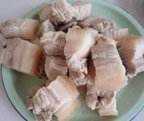 红烧肉怎么做好吃？用开水还是冷水烧制？学会这一招软烂入味不腻
