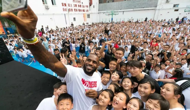 为什么nba球星中国行(谁是国内最受欢迎NBA球星 看中国行排场就知道 乔丹都是小场面)