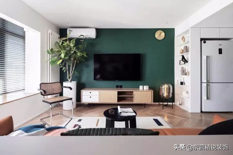 31款墨绿色背景墙装修效果图，不同区域墨绿色墙面效果
