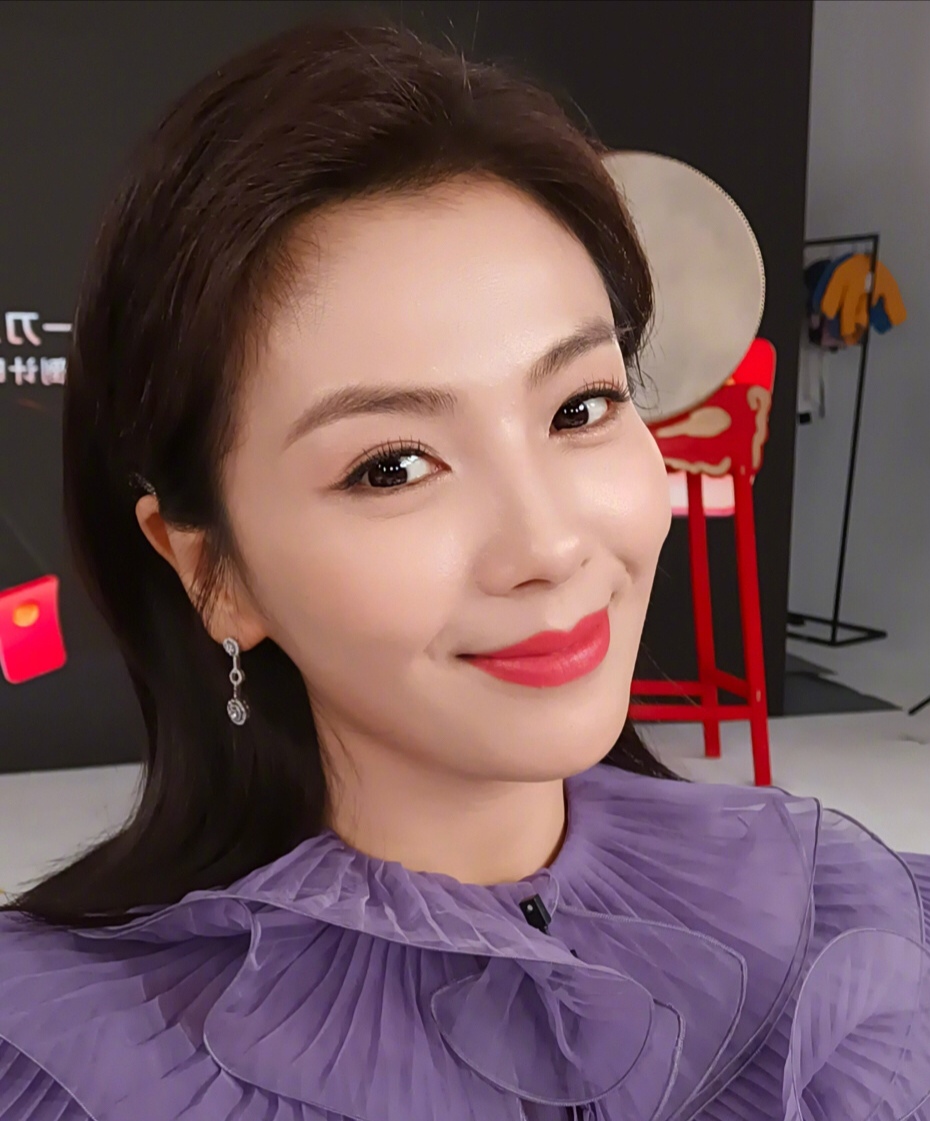 当然,像刘涛这样的美丽优雅女人,就算涂上芭比粉的口红也是挺好看的.