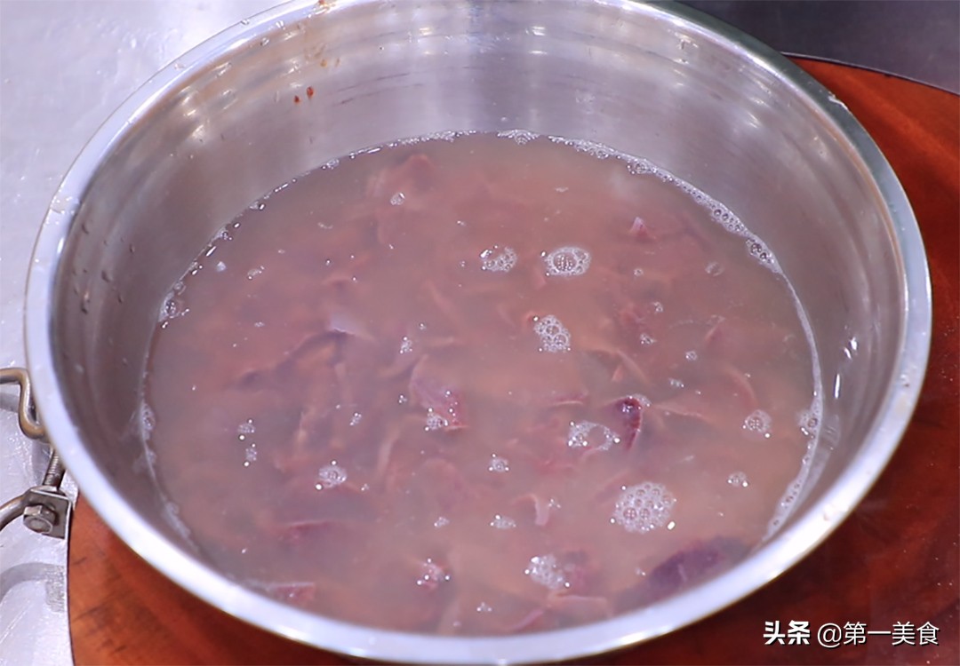 猪肝如此爆炒鲜嫩不老，厨师长分享做法和技巧，滑嫩不腥又入味