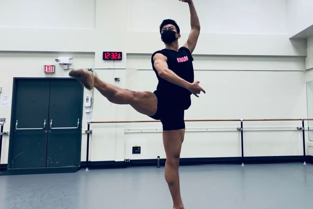 芭蕾男孩(芭蕾舞课上唯一的小男孩)