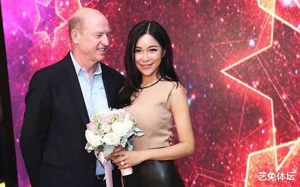 周玲安世界杯足球宝贝(NBA女主播周玲安，否认与50岁豪门老公离婚，直言老少都一样)