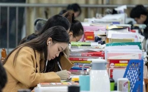 3000元招不到农民工，却能招到大学生，大学生“烂大街”了吗