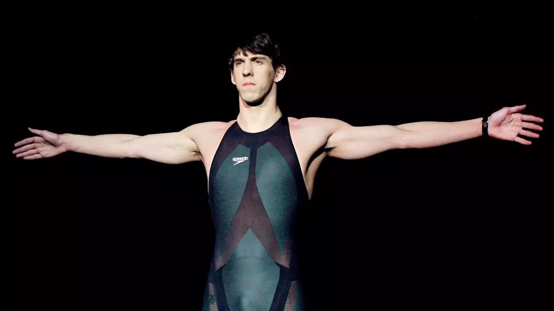 如此厉害的运动员,他比赛所穿着的鲨鱼皮泳衣也是一件黑科技,由于这种