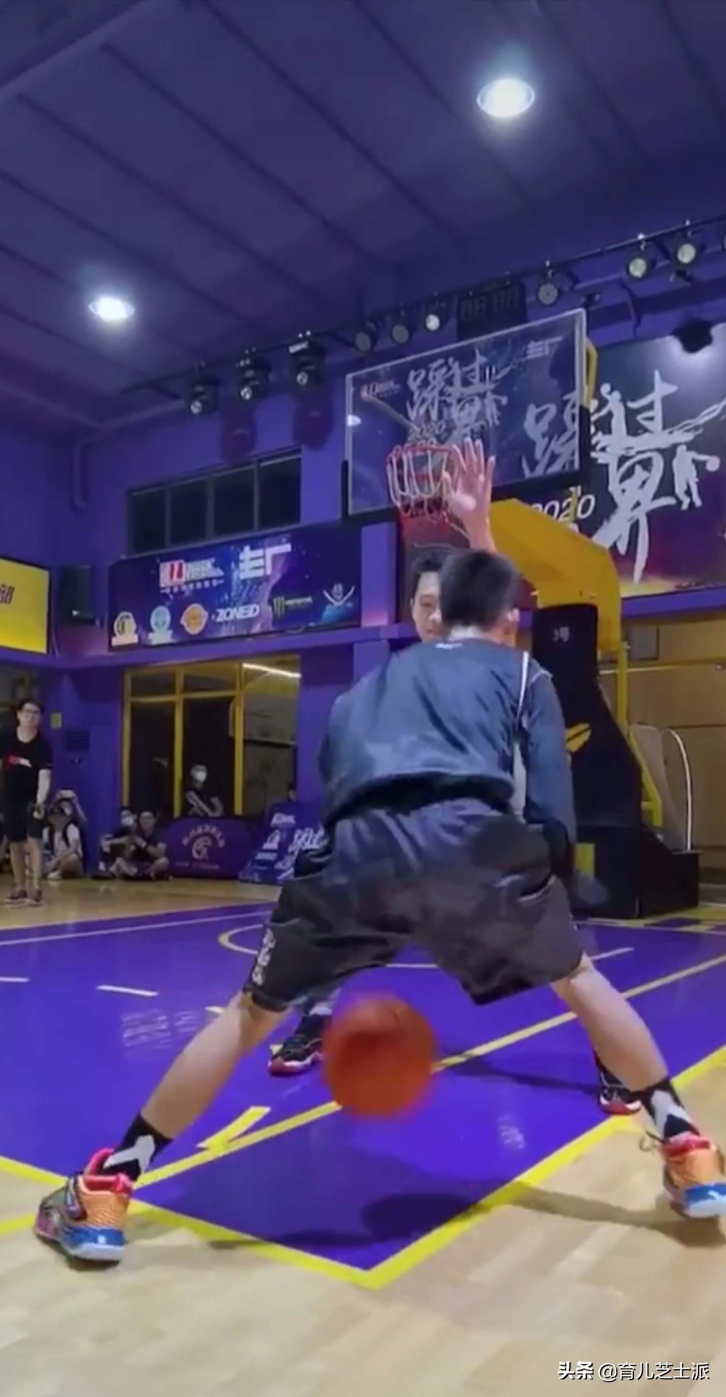 庫里回應斷臂少年（被庫里尋找的斷臂少年，是什么使他馳騁球場？是復原力）