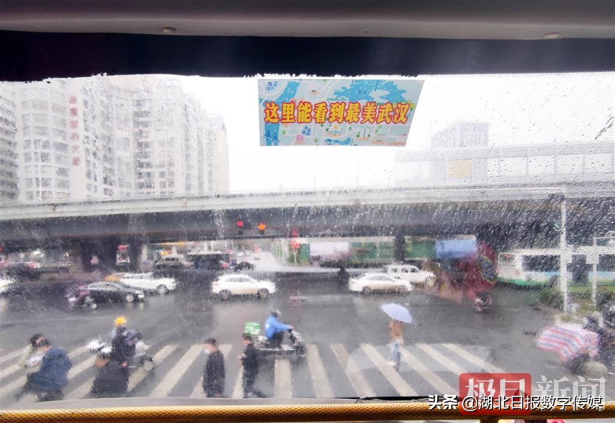 这个周末，不少武汉市民再一次体验乘坐双层巴士的乐趣