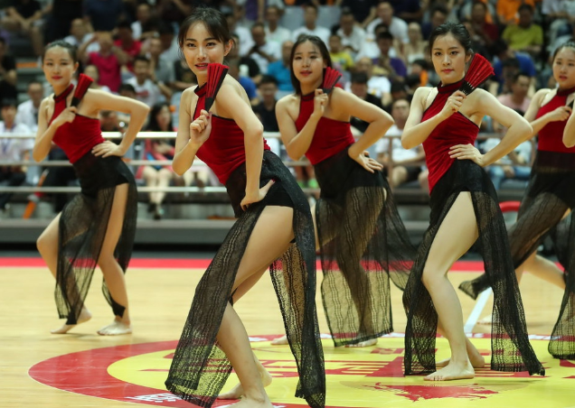 为什么cba会有舞蹈(CBA一直学习NBA，实力差距却越来越大！球迷：啦啦队倒是学到精髓)