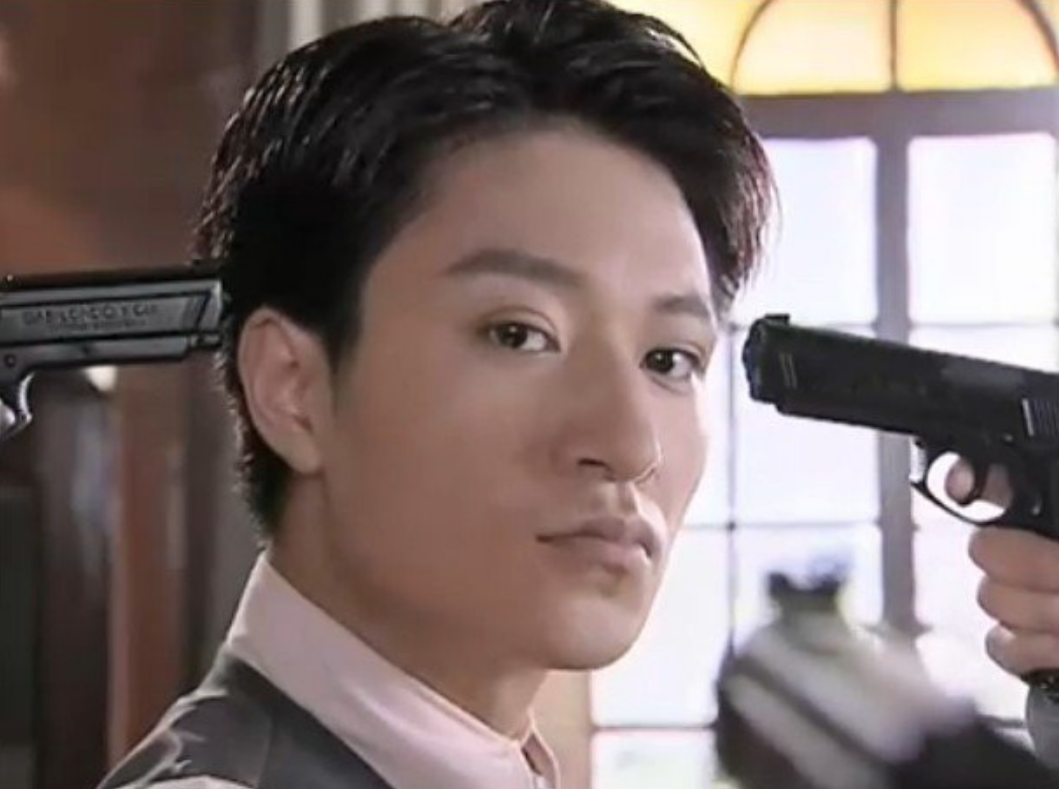 2001年,他凭借一部《梧桐雨》一炮而红,他塑造的"谢家树"一角虽是配角