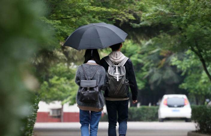 复旦开除3名违法学生，同学因不满处分“闹事”，高校处理过分吗