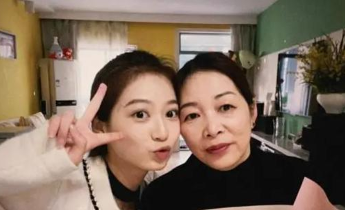 中国传媒大学校花走红，被称为千里挑一的领诵员，家庭背景曝光