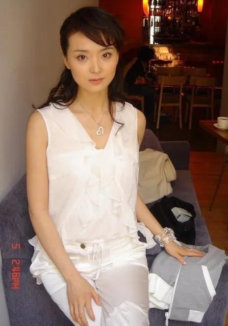 嫁入的豪門王豔,跪著給婆婆洗腳,親生兒子罵他是豬頭