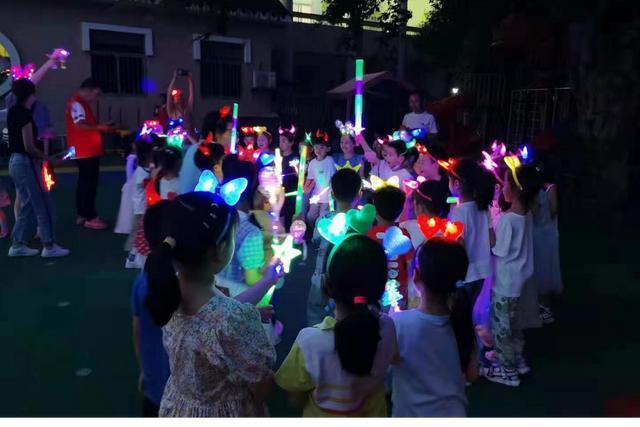 幼儿园“勇敢之夜”嗨上天，口号十分硬核，墙外的父母：那我走？