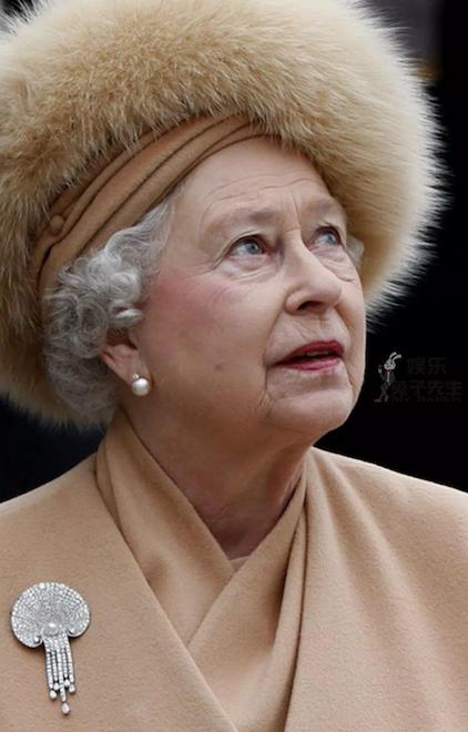 英女王最爱珍珠胸针，华丽精致首饰有其独特寓意，成给力外交武器