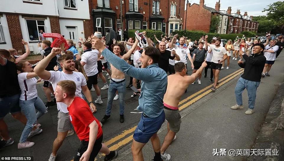 英格兰球迷泼啤酒世界杯(英格兰赢球了！来看看英国人那些画风清奇的庆祝方式（图）)