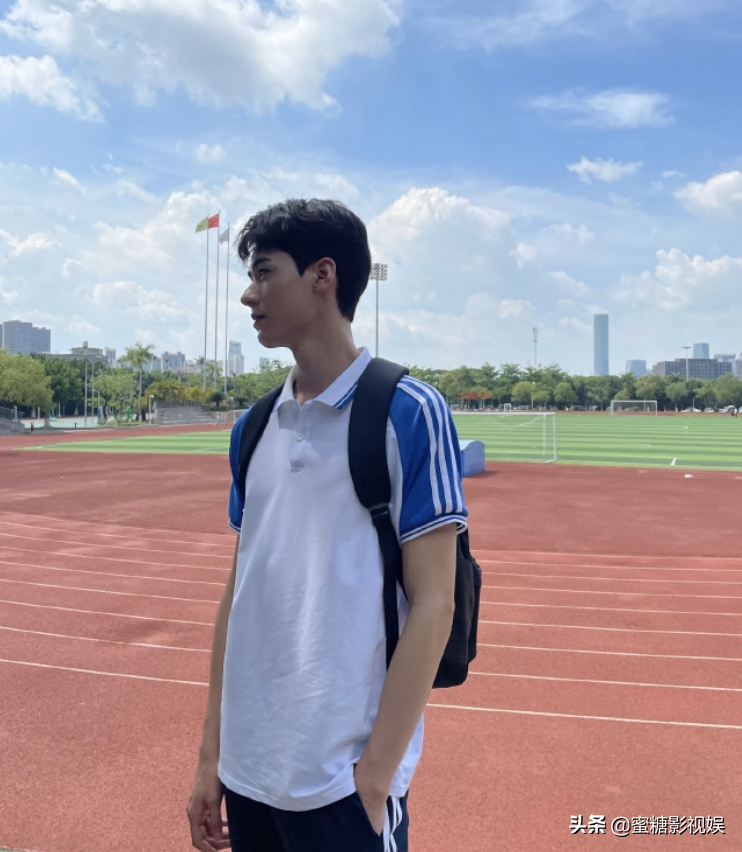 鹿晗杨紫晒好运表情包为高考生加油，王俊凯明信片上的飞机寓意好