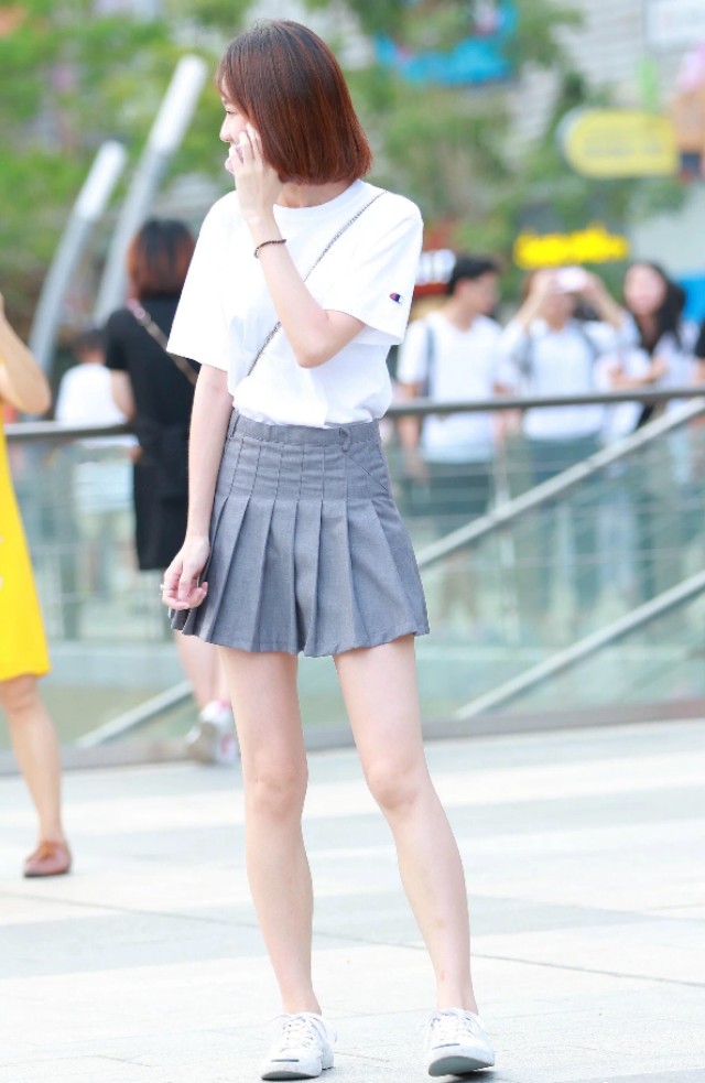 街拍长腿百褶裙小美女